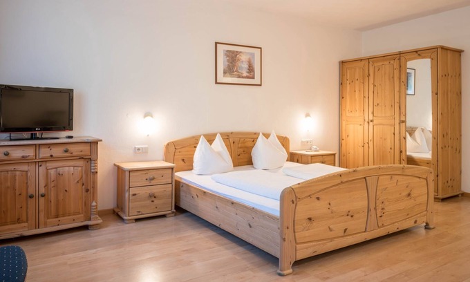 Mareta Apartment | Cozy Apartment Krokus with Mountain View, Wi-Fi, Sauna, Terrace & Balcony; Parking Available