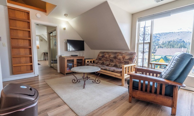 June Lake Apartment | Charming Main St. Apartment in June Lake - Guest Rated 8.8