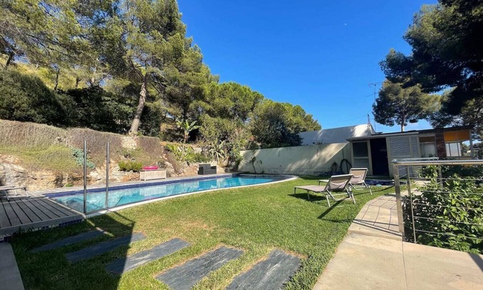 Castelldefels Villa | Inviting Apartment Steps from the Sea - Perfect for Couples