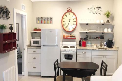 Downtown Dunedin Apartment | Charming Apartment with Ocean View Near Downtown Park