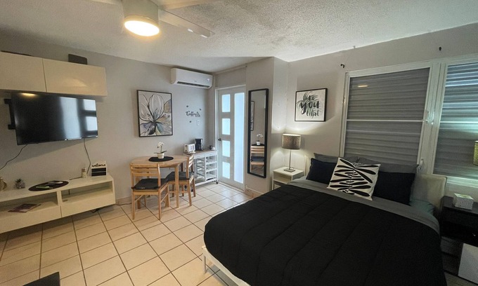 Puerto Nuevo Apartment | Cozy apartment with balcony, parking and security. AC WIFI SAN JUAN