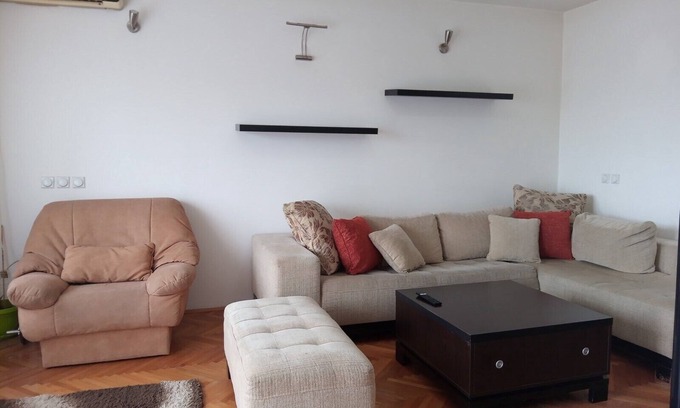 Leskovac Apartment | Inviting Apartment with Scenic Views of Radan Mountain