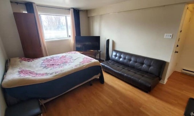 LaSalle Apartment | Inviting River View Apartment with Parking, Near Downtown