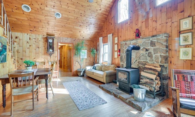 Great Cacapon House | Charming Appalachian Getaway: Family & Pet Friendly Retreat