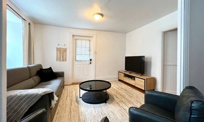 Saint-Jean-Baptiste Apartment | Comfortable Apartment in Saint-Jean-Baptiste with Kitchen