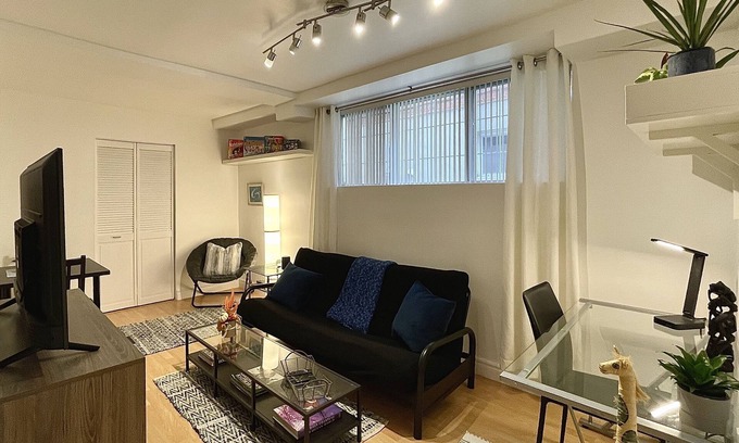 Cote-Des-Neiges—Notre-Dame-De-Grace Apartment | Central Cozy Apartment with Free Parking & Top Guest Rating