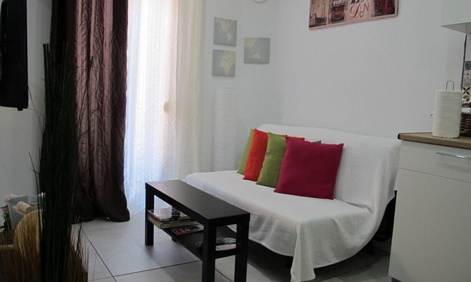 Sant Adria de Besos Apartment | Beachside Apartment with Kitchen & Spa, Just 14 Minutes to Barcelona