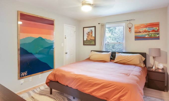 Parker Lane House | Cozy Art Bungalow: 3/2 Home with huge fenced yard, 5 mins to South Congress