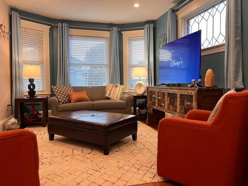 Everett Apartment | Inviting Retreat - 2BR Family-Friendly Oasis for 6