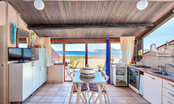 Santa Reparata House | Guest Rated 10/10: Beachfront Apartment with Garden Terrace