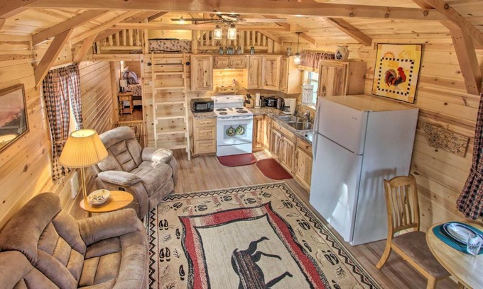 Augusta House | Inviting Augusta Cabin - Walk to Main St, Family Friendly
