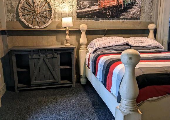 Montgomery House | Pet Friendly Barn Retreat with Pool Access by Lake Conroe