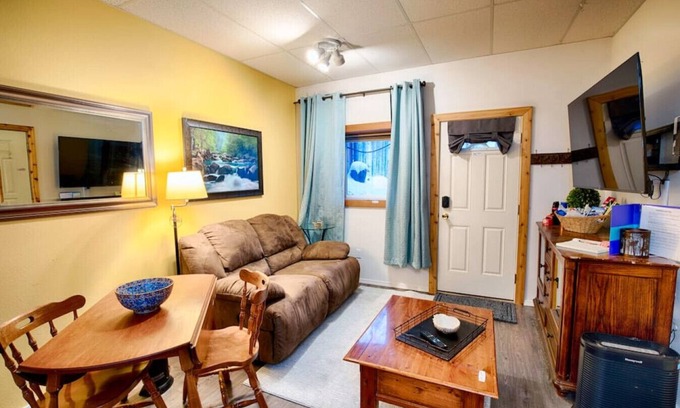Fairbanks Condo | Ideal Basement Apartment & Executive Retreat with Breakfast