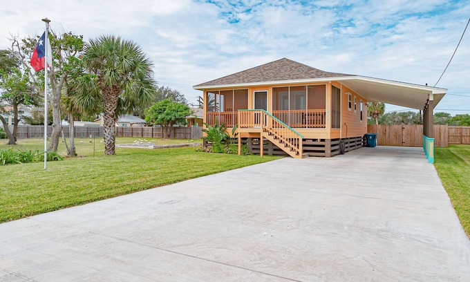 Rockport House | Ideal Bay House with Screened Porch & Pet-Friendly Amenities