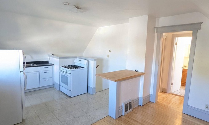Bay View Apartment | Charming Bay View Retreat with Pet-Friendly Amenities