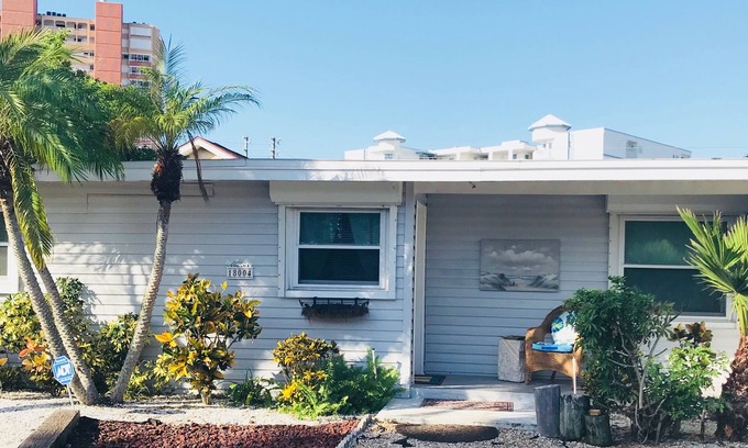 Sunset Reef House | Charming Beach Bungalow: Pet-Friendly Getaway for 7