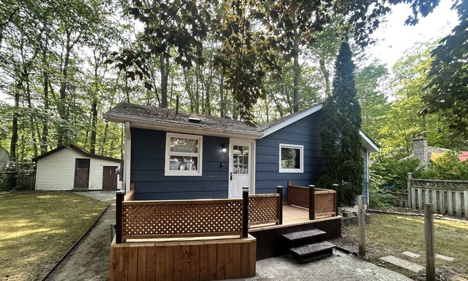 Wasaga Beach House | Cozy beach bungalow with deck, BBQ, high-speed Wi-Fi & steps to the shoreline