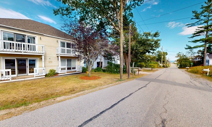 York Beach Condo | Dog-Friendly Beach Retreat - Steps from Long Sands Beach