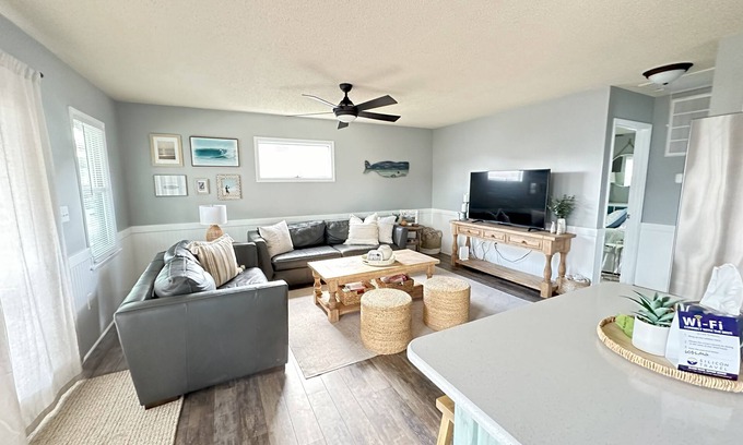 Colington House | Cozy Beach Cottage: Perfect Retreat for Families & Pets