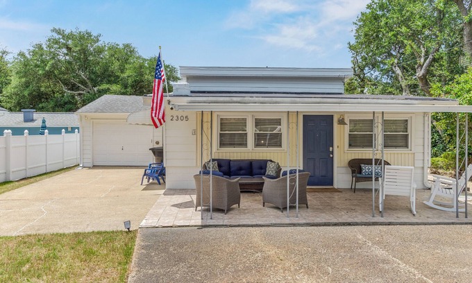 Northeast Virginia Beach Cottage | Relaxing Beach Cottage with Ocean View - Near the Shore