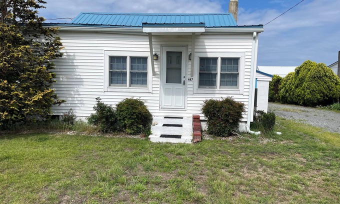 Slaughter Beach Cottage | Beachfront Cottage with Pet-Friendly Ocean Views