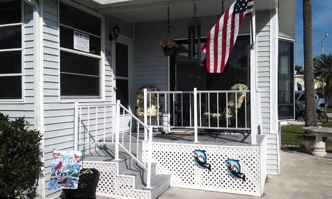 Nettles Island House | Inviting Beach Retreat with Spa and Pet-Friendly Perks