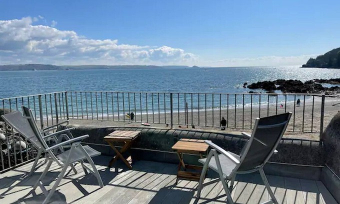 Cawsand House | Inviting Beach House Retreat with Pool & Ocean View