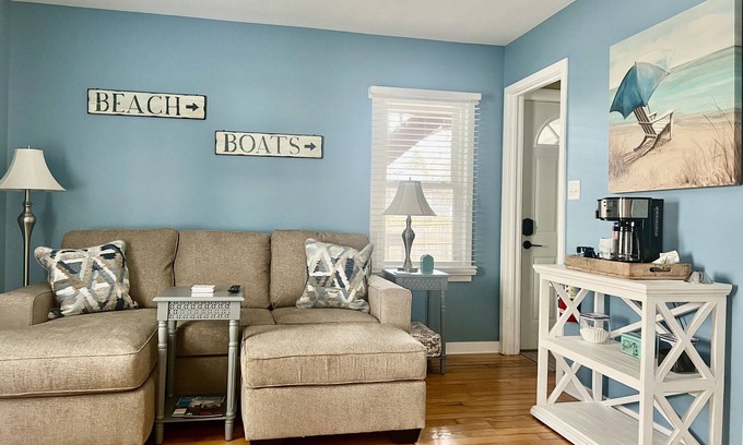 Saugatuck Condo | Beachfront Retreat in Downtown with Pool & Hot Tub Access