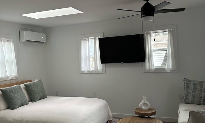 Yaupon Beach Apartment | Inviting Beach Studio Steps from the Sand with Great Amenities