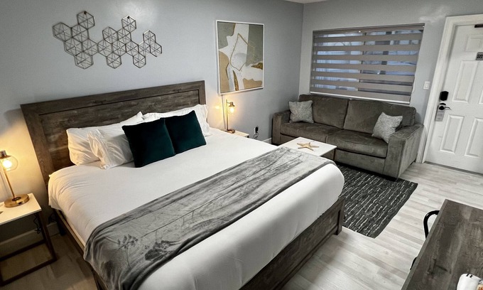 Daytona Beach Hotel | Beachside Boutique Hotel King Suite with Ocean View Kitchen