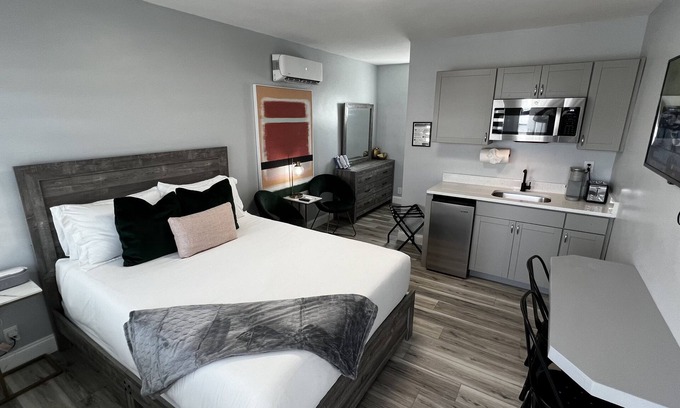 Daytona Beach Hotel | Modern Beachside Boutique Suite with Kitchen by Oceano Suites