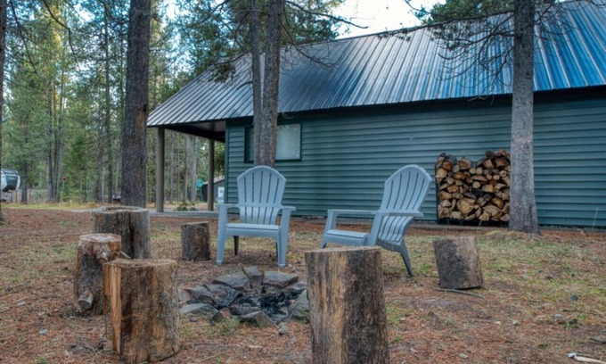 Island Park Cabin | Inviting Bear Cabin with River Views and Spa Amenities