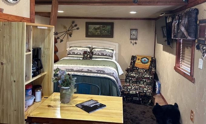 Blanchard Cabin | Cozy Bear themed Cabin close to Blanchard/walking trails/fishing pond