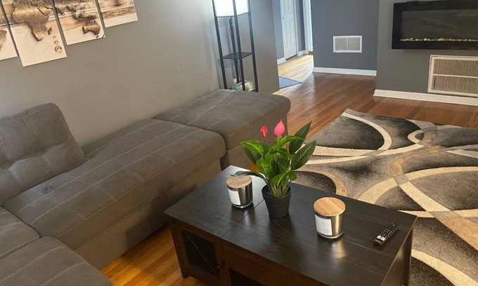 North Kenwood Condo | Inviting Condo Retreat: Pet & Child Friendly Getaway