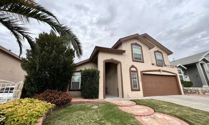 El Paso House | Cozy Family Retreat with Spa and Hot Tub Amenities