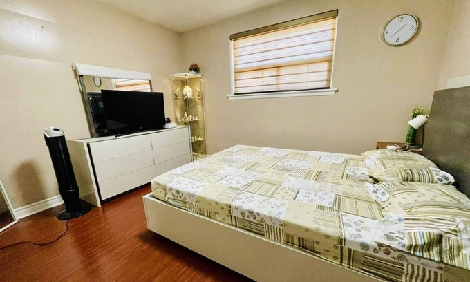 Malton House | Cozy & Beautiful Private Room - Minutes from airport & transit
