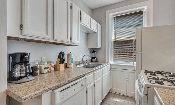 Southwest Garden House | Inviting Second Floor Unit in Tower Grove with Breakfast