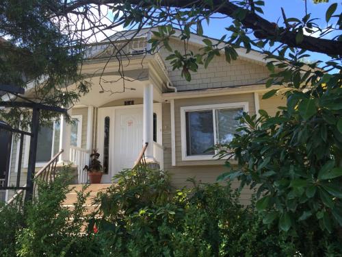 Vancouver South House | Welcoming Cozy Bedrooms Guest House with Kitchen Access
