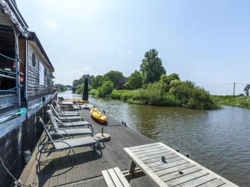 Merkem Boat Rental | Charming Boat Retreat in Merkem, Perfect for Families