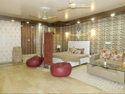 New Delhi Apartment | Bohemian Studio Apartment - 4-Star Comfort Awaits