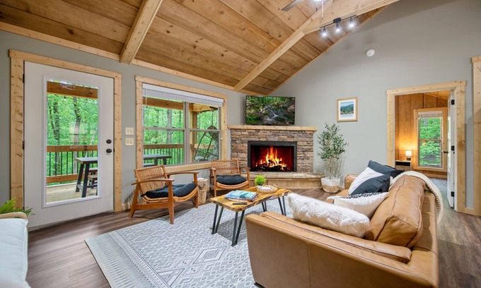 Ellijay Cabin | Stylish Boho Cabin with Hot Tub & Resort Amenities Access