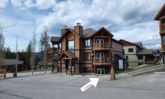 East Kootenay Condo | Cozy Condo Steps from Radium Hot Pools - Rated 10/10!