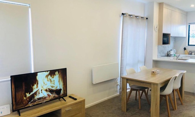 Auckland Bed & Breakfast | Family-Friendly Cozy New Townhouse with Great Amenities