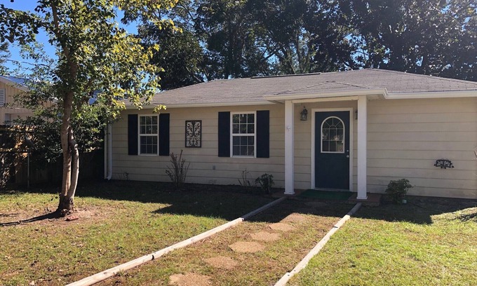 Long Beach Cottage | Charming Cozy Breeze Bungalow Near Beach & Quaint Downtown