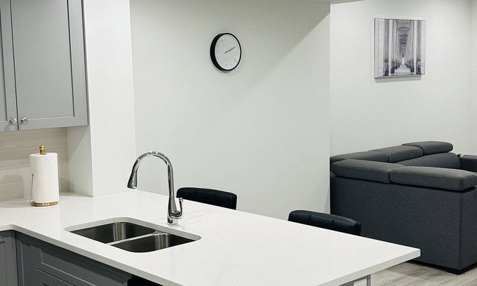 Southwest Calgary House | Bright and Cozy 1 Bedroom Suite in Southwest Calgary