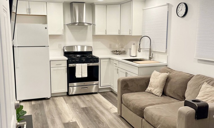 Granada Hills South House | Inviting House with Kitchen in Prime Los Angeles Location