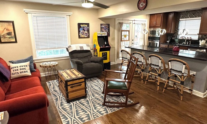 South Kansas City House | Relaxing Brookside Comfort: Pet-Friendly with Onsite Parking