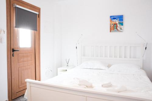 Fira Apartment | Budget-Friendly Fira Central Room with Kitchen & Pet Access