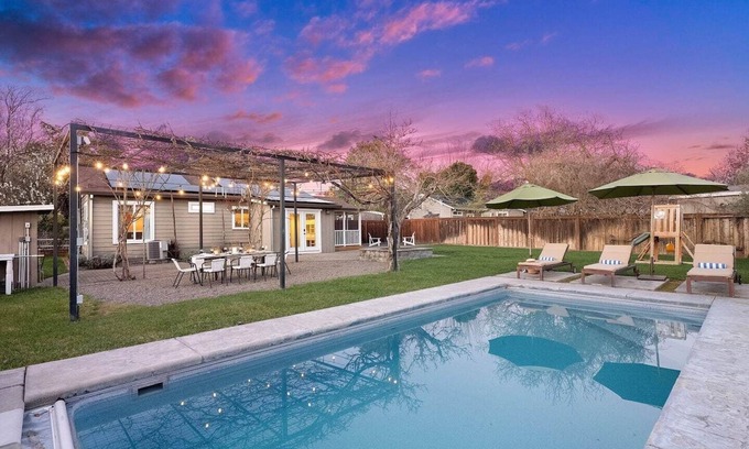 Sonoma House | Cozy Bungalow 2 Bedroom Retreat with Heated Pool