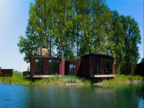 Maubray House | Cozy Bungalow & Shared Pools